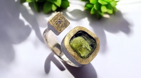 SQUARED ROUGH PERIDOT RING WITH DIAMOND IN SILVER AND GOLD