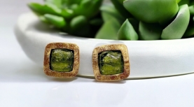 SQUARED ROUGH PERIDOT EARRINGS IN SILVER AND GOLD