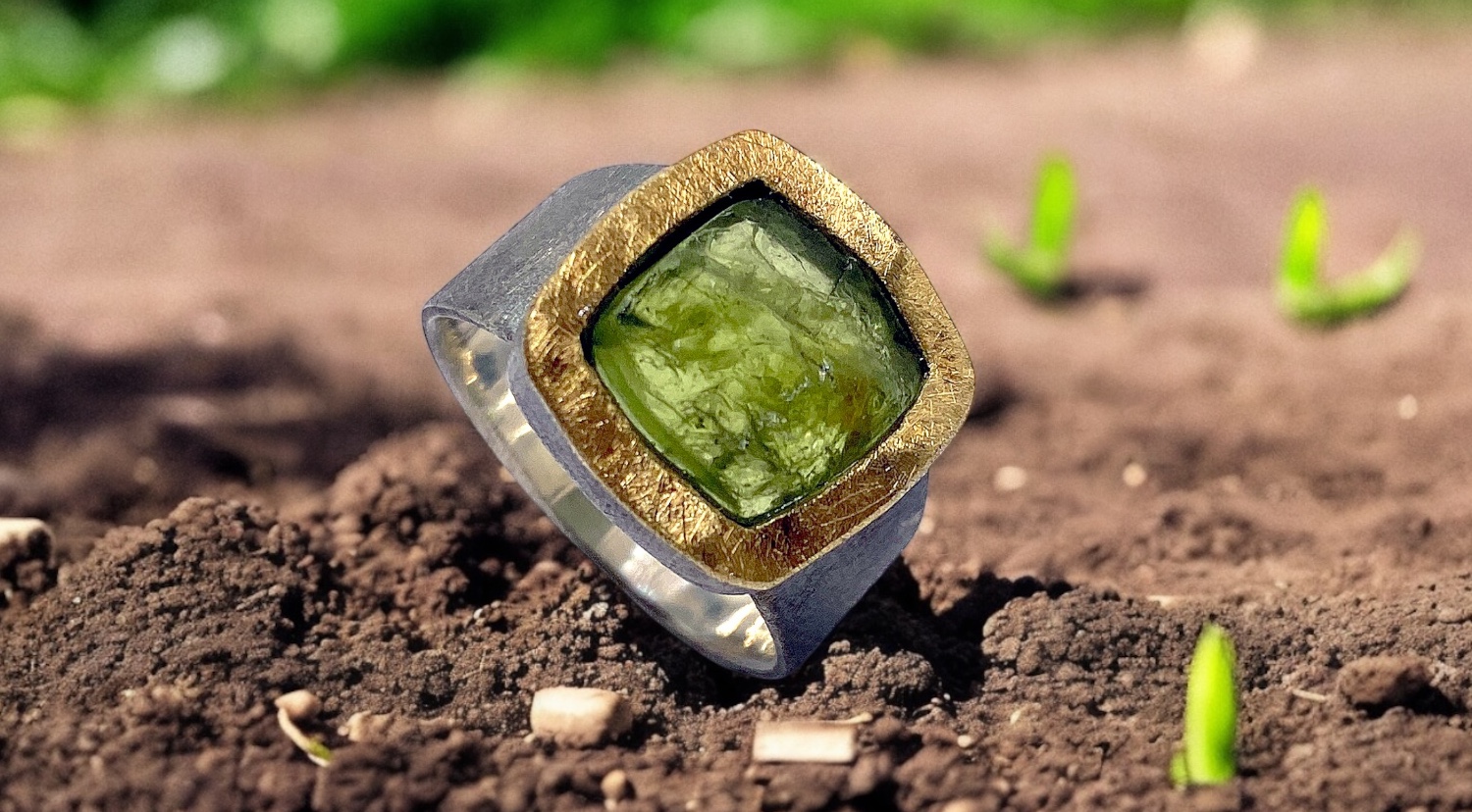 anillo olivina bruto cuadrado plata oro