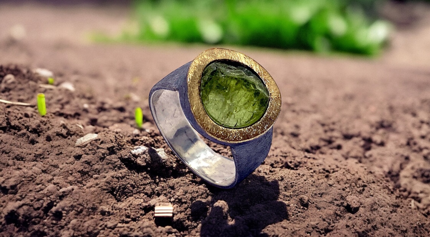 anillo olivina bruto redondo plata oro