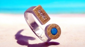 ROUND BLUE AUSTRALIAN OPAL RING WITH DIAMONDS IN A ROW IN SILVER AND GOLD
