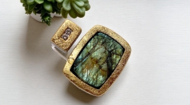 RECTANGULAR ROUGH LABRADORITE RING WITH 2 DIAMONDS IN SILVER AND GOLD