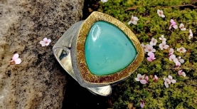 ANILLO OPALO AZUL ANDINO TRIANGULAR PLATA ORO