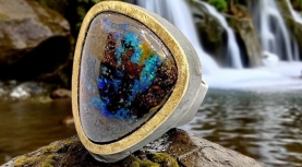 ANILLO OPALO BOULDER TRIANGULAR GRANDE PLATA ORO