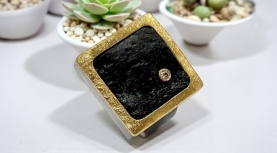 ANELL TURMALINA NEGRE BRUT QUADRAT BRILLANT PLATA OR