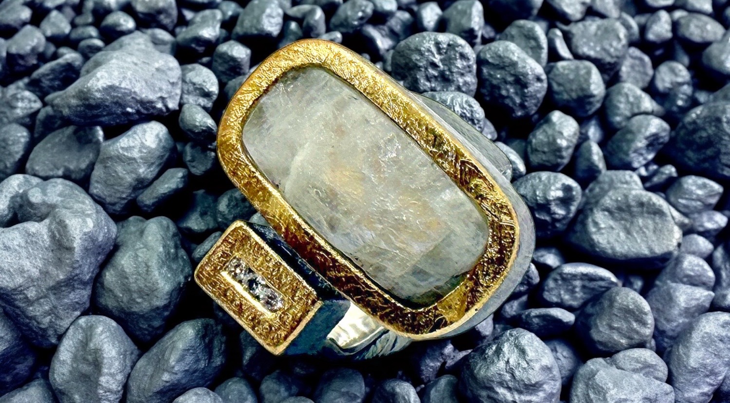 anell pedra lluna brut rectangular 3 brillants plata or