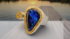ANELL OPAL BOULDER LILA VERD PERA BRILLANT PLATA OR