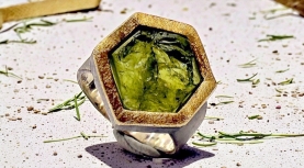 ANELL OLIVINA BRUT HEXAGONAL PLATA OR 