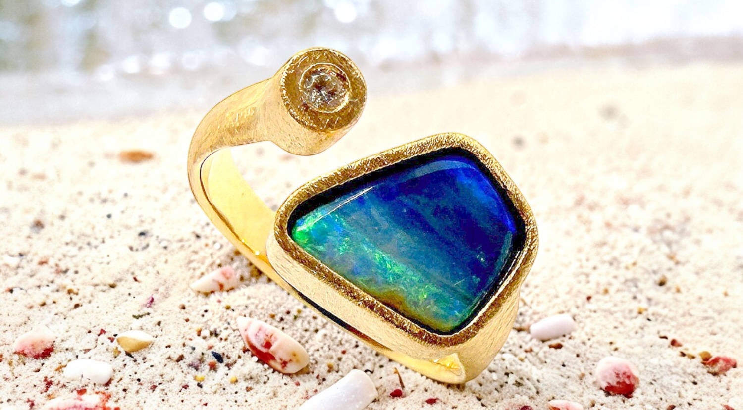 anillo opalo boulder australiano azul verde brillante oro