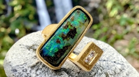 ANILLO OPALO BOULDER AUSTRALIANO RECTANGULAR 2 BRILLANTES ORO