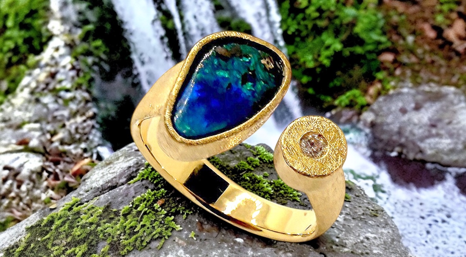 anell opal boulder triangular brillant or