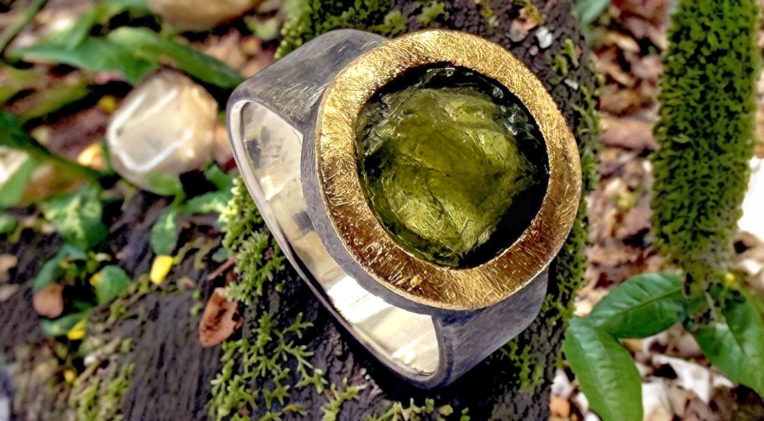 anillo olivina bruto redondo plata oro