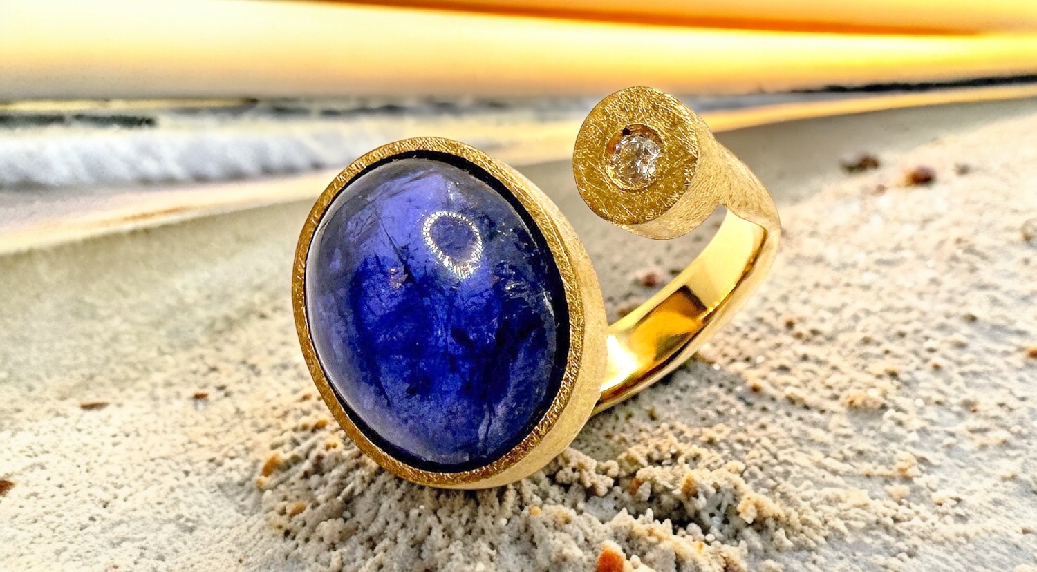 cabixon tanzanite ring with diamond in gold