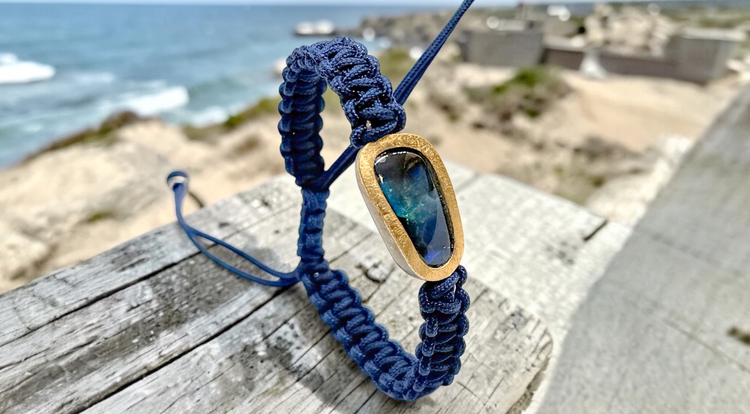 brazalete opalo boulder rectangular azul verde macrame azul plata oro