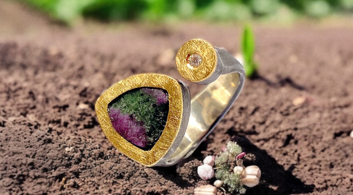 anell rubi zoisita brut triangular brillant plata or