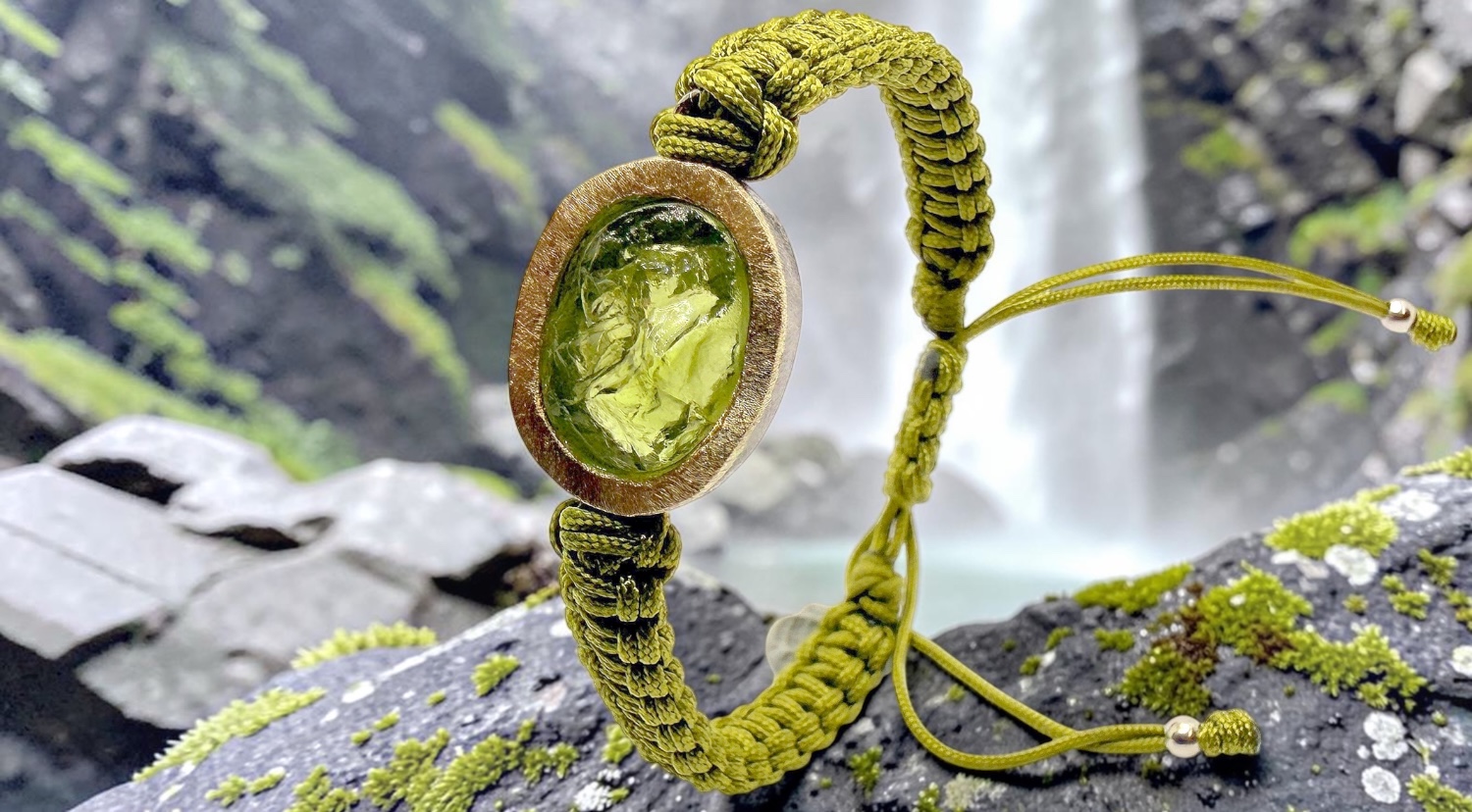 oval rough peridot green macrame bracelet in silver and gold