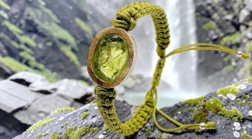 OVAL ROUGH PERIDOT GREEN MACRAME BRACELET IN SILVER AND GOLD