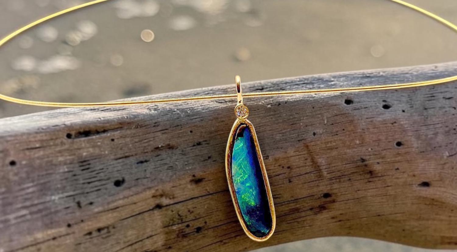 colgante opalo boulder australiano verde azul largo brillante oro