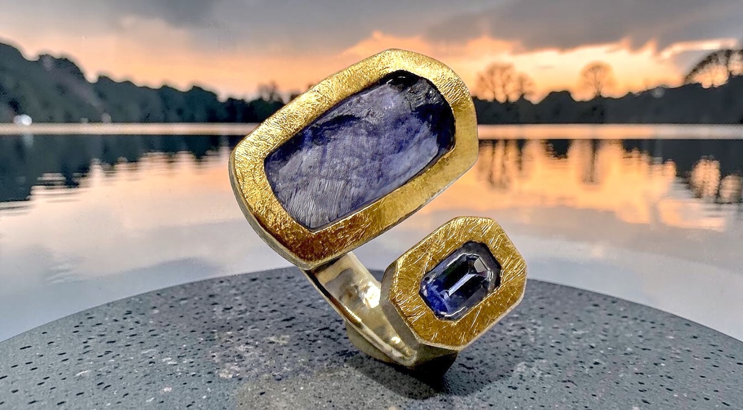 anell tanzanites rectangulars en brut i facetada plata or