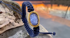 OVAL ROUGH TANZANITE MACRAME BRACELET IN SILVER AND GOLD