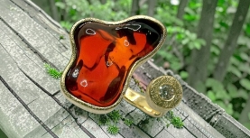 IRREGULAR MEXICAN FIRE OPAL RING WITH DIAMOND IN GOLD