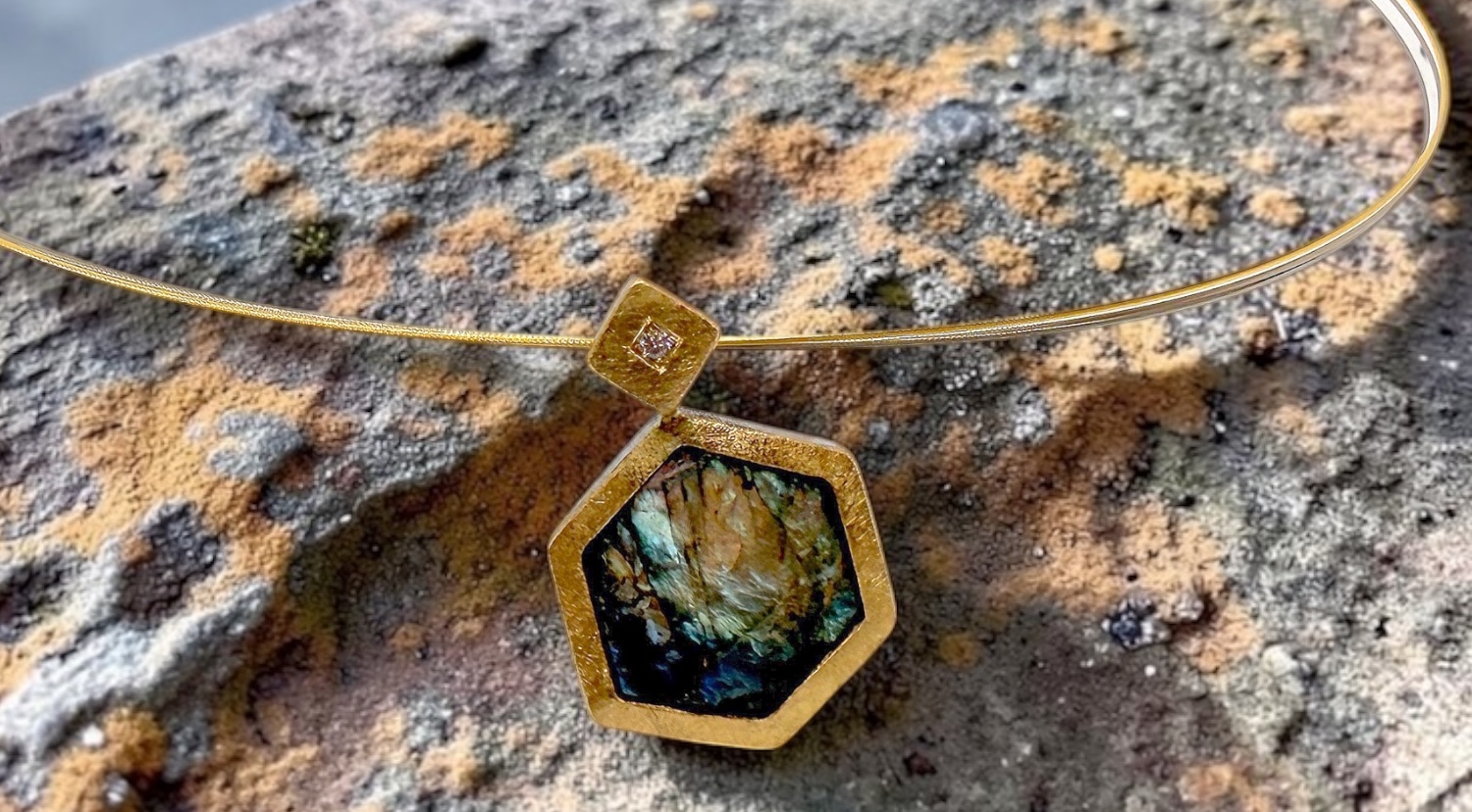 penjoll labradorita brut hexagonal brillant plata or