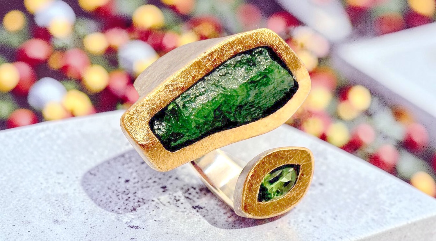 anell doble tsavorita brut irregular i facetada navette plata or