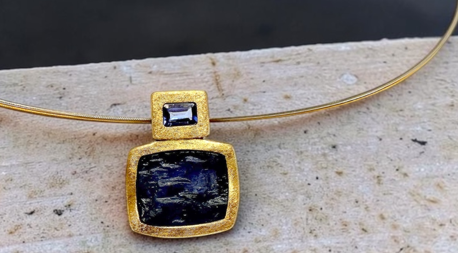 penjoll doble tanzanita rectangular brut i facetada plata or